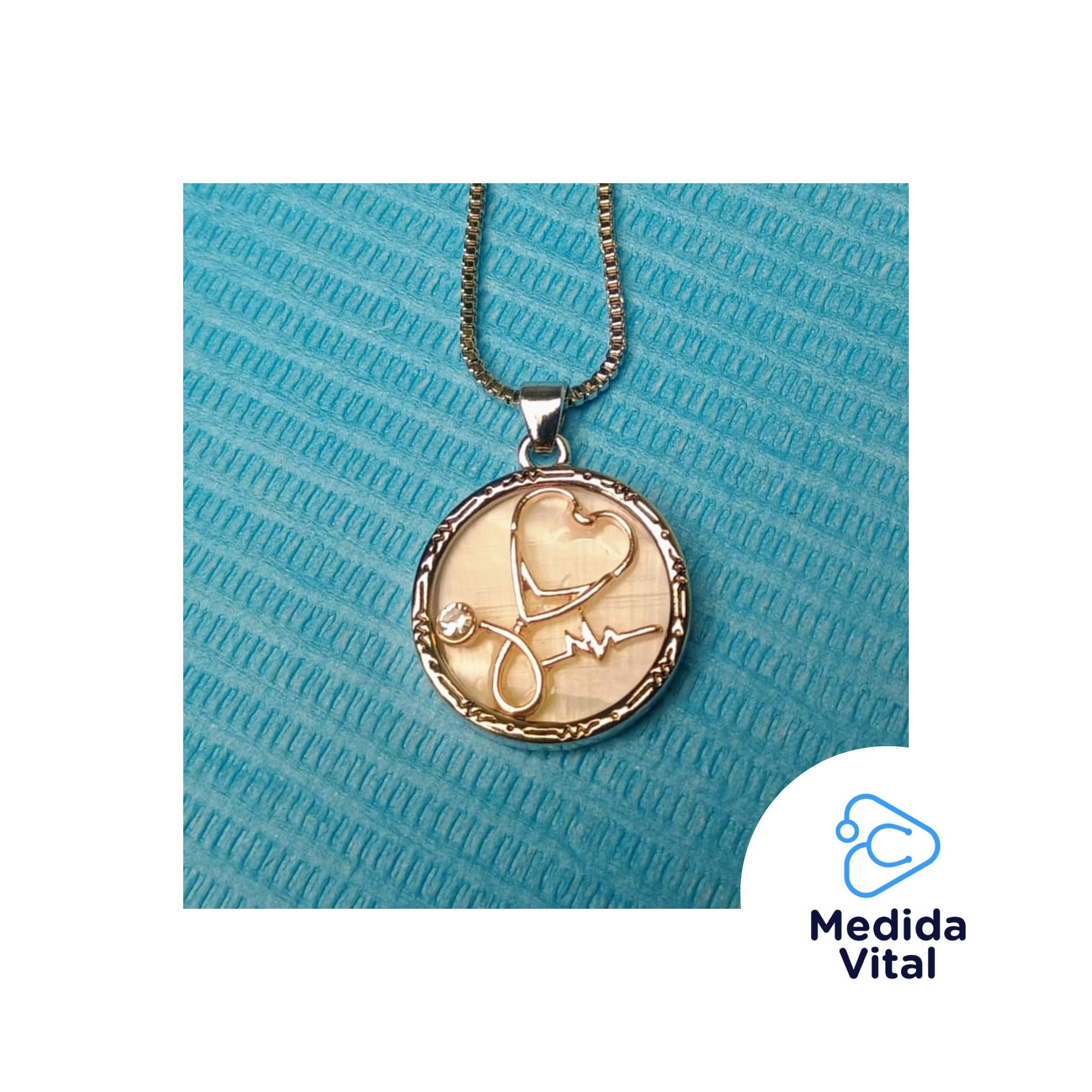 Collar Decorativo con Corazón y Estetoscopio